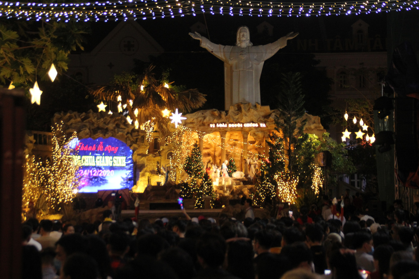 Vui đêm Noel, người dân Sài thành kín kẽ khẩu trang phòng dịch COVID -19 ảnh 16