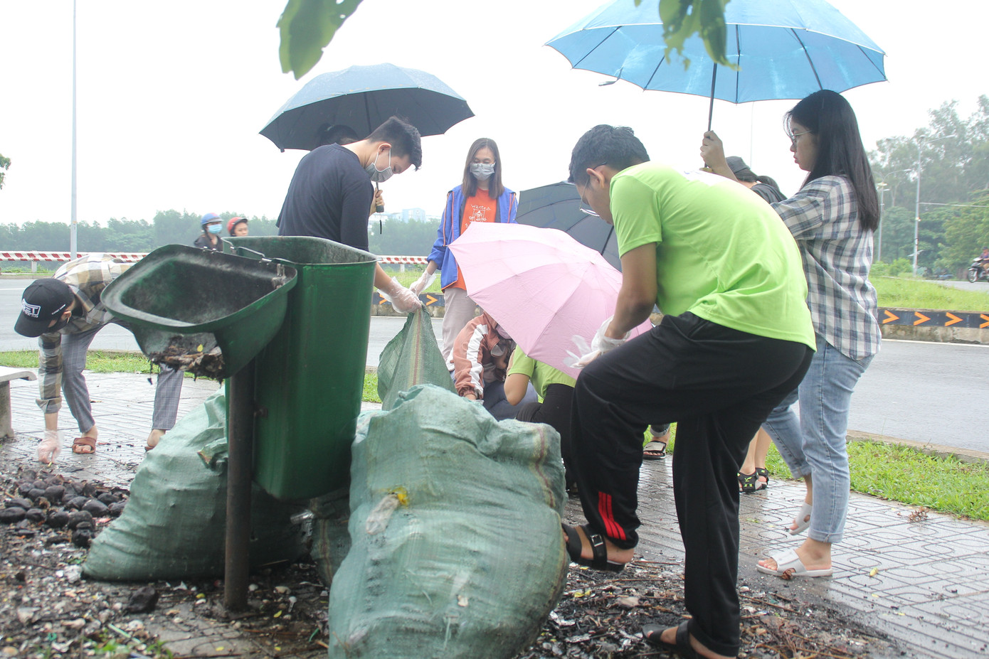 Bạn trẻ tham gia dọn sạch rác thải ở 'dốc tình' ảnh 7
