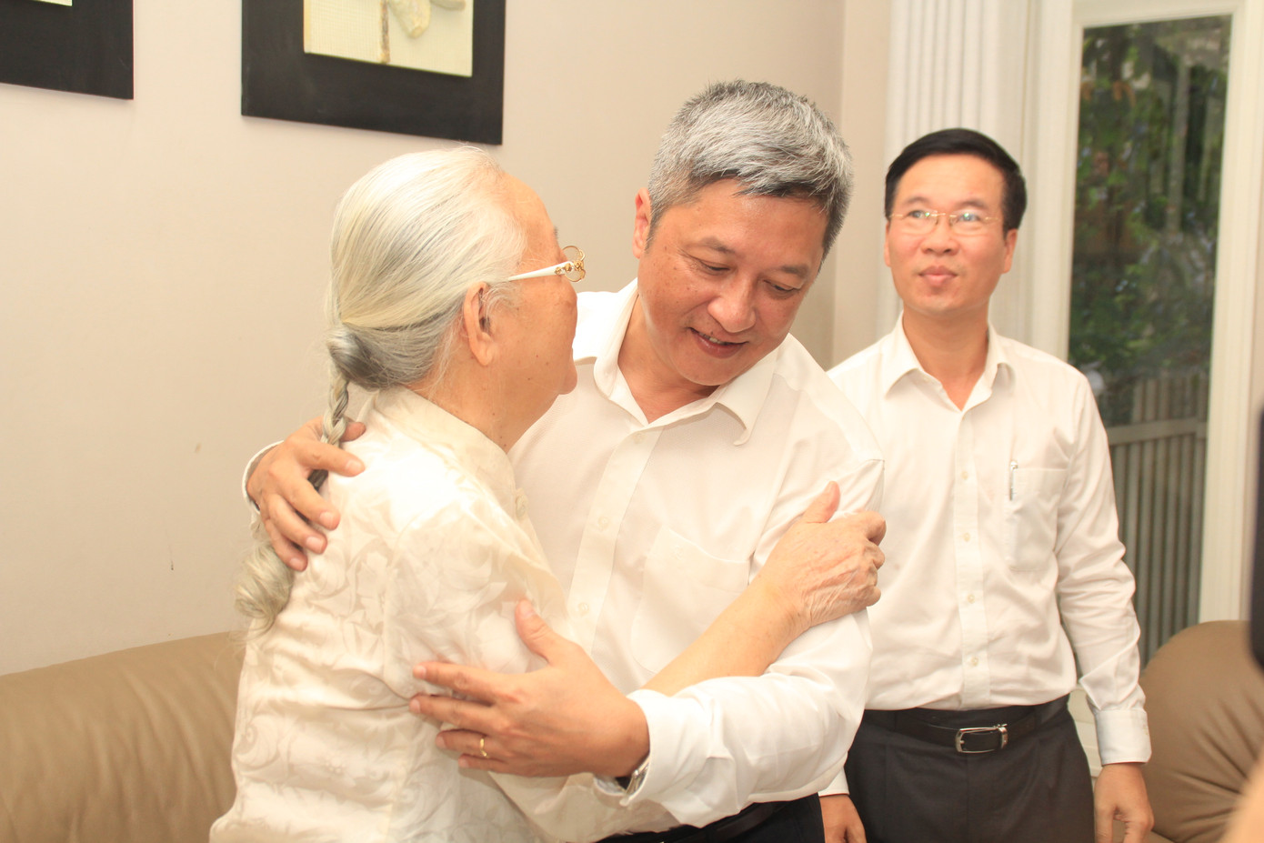 Trưởng ban Tuyên giáo T.Ư Võ Văn Thưởng chúc mừng bác sĩ Đoàn Thúy Ba ảnh 4