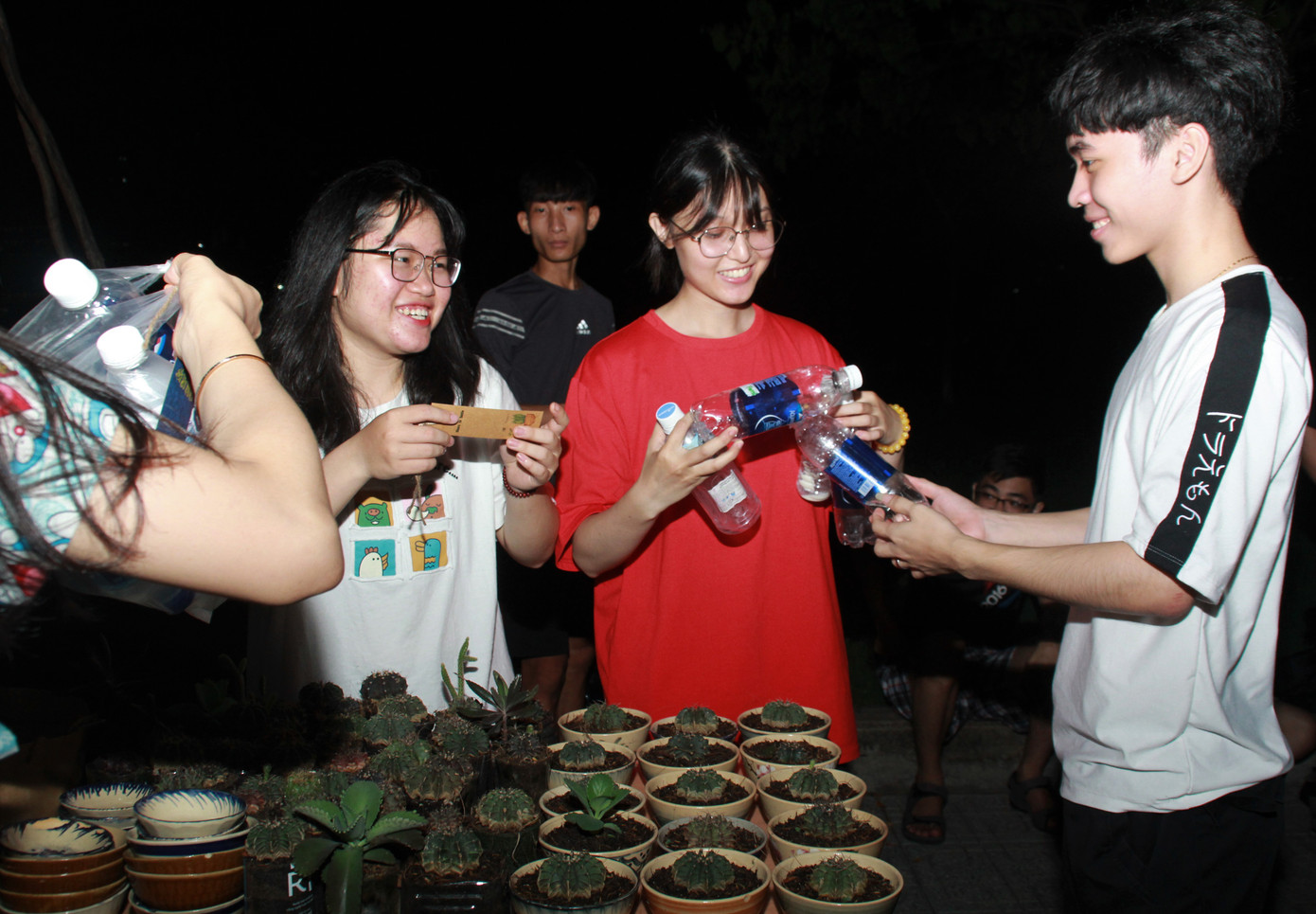Bạn trẻ tặng cây, gieo nụ cười ở ký túc xá ảnh 3