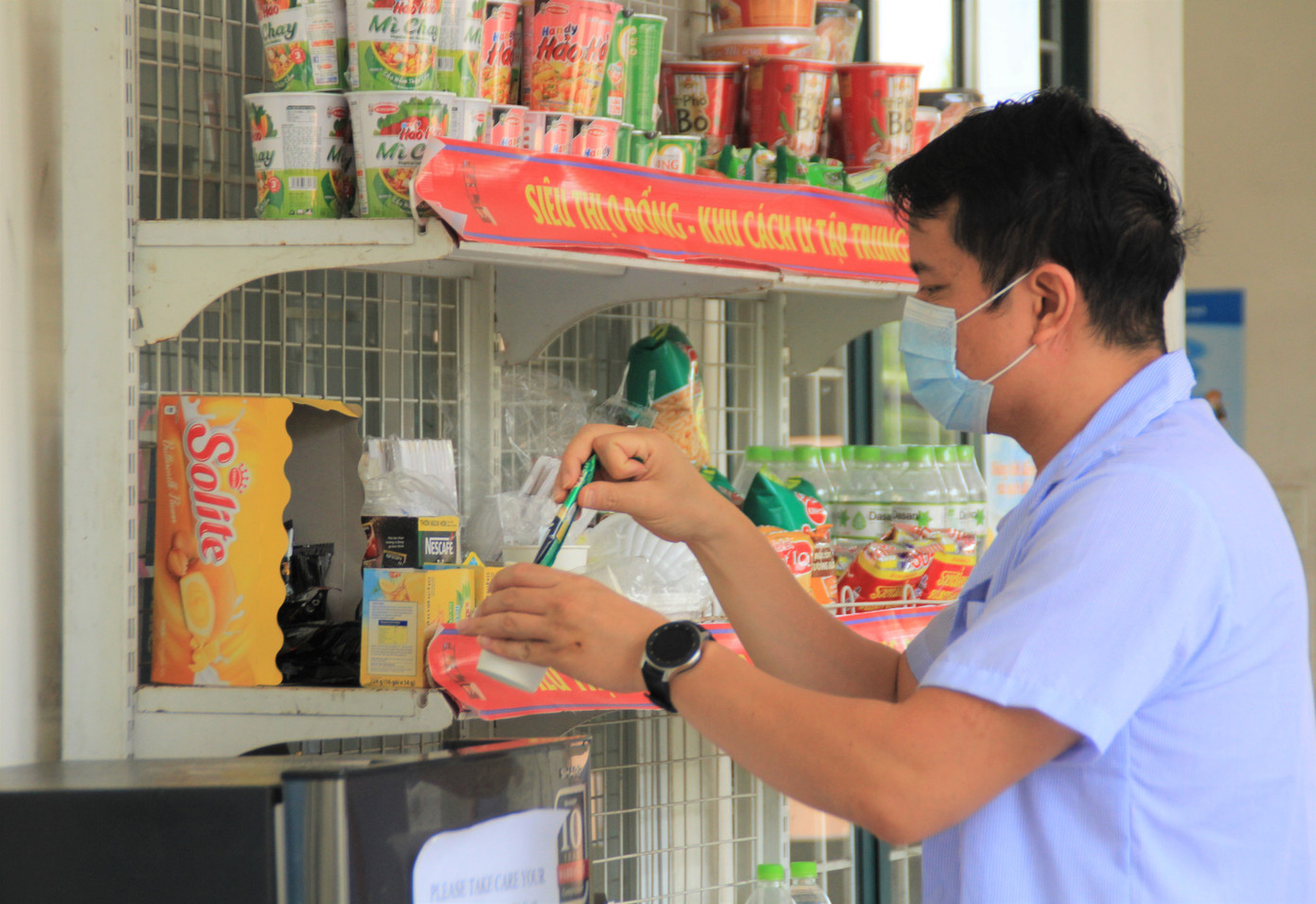 Ấm lòng 'siêu thị 0 đồng' ở khu cách ly người về từ vùng dịch ảnh 6