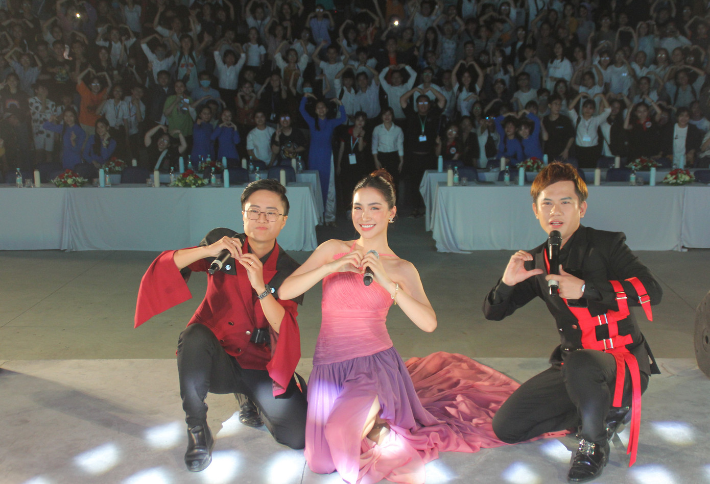 Tựa đầu vào nam sinh viên, Hòa Minzy tình tứ hát hit 'Không thể cùng nhau suốt kiếp' ảnh 12