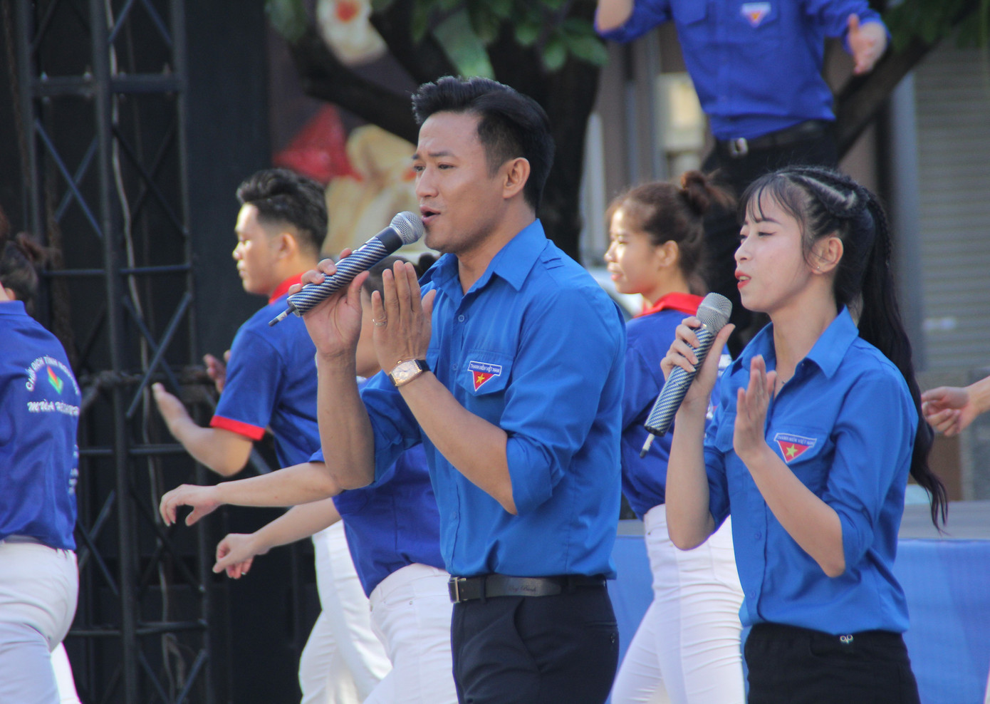 Hoa hậu H'Hen Niê, ca sỹ Hoàng Bách, Ái Phương khởi động hè tình nguyện cùng bạn trẻ TPHCM ảnh 10