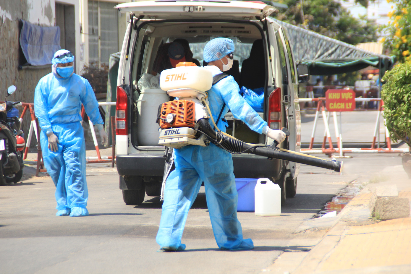 Cảm động 'những chiến binh khử khuẩn' ở Bình Thuận ảnh 3