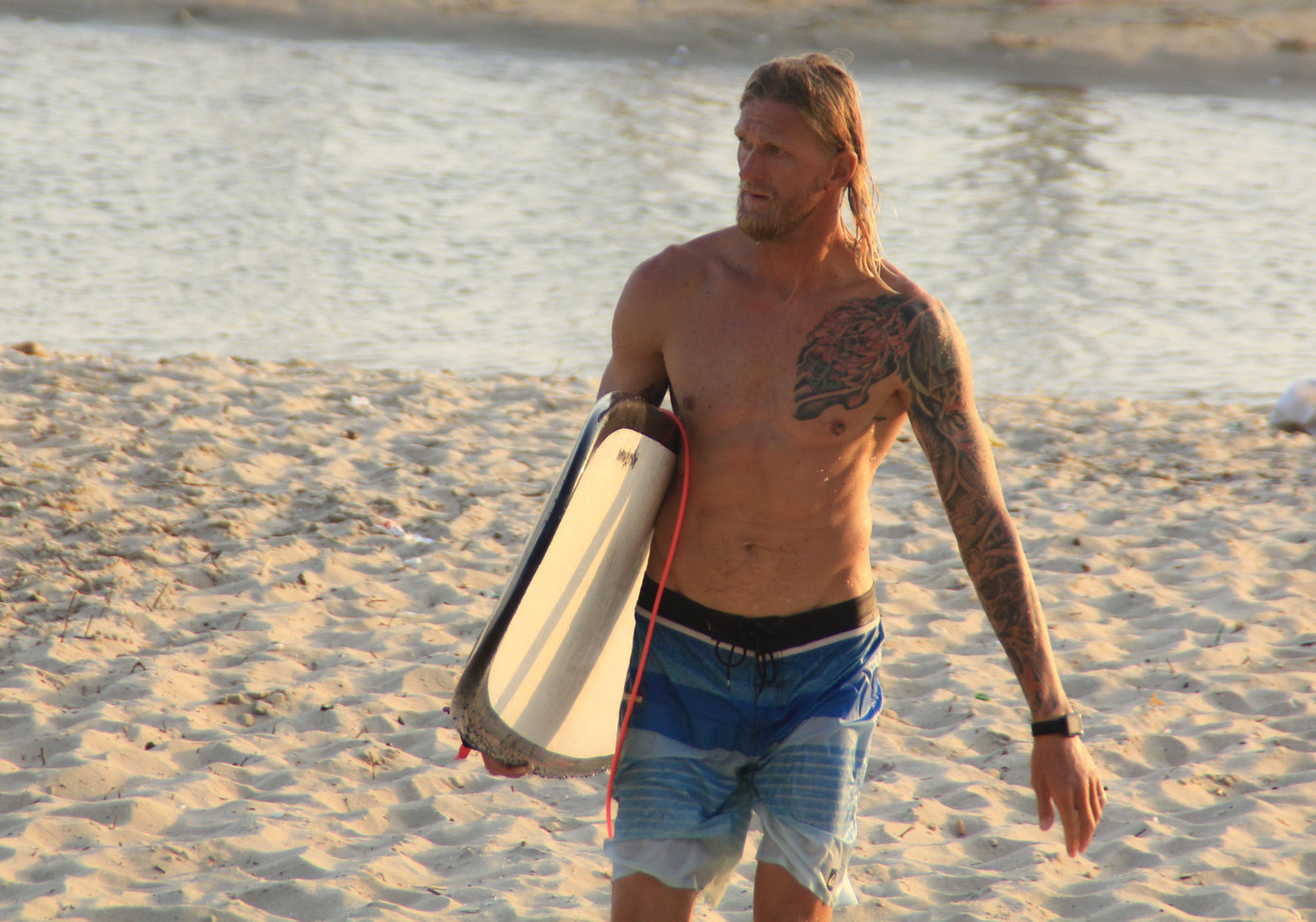 Khách quốc tế không mang khẩu trang tản bộ, tắm biển ở Nũi Né mùa dịch Covid-19 ảnh 11