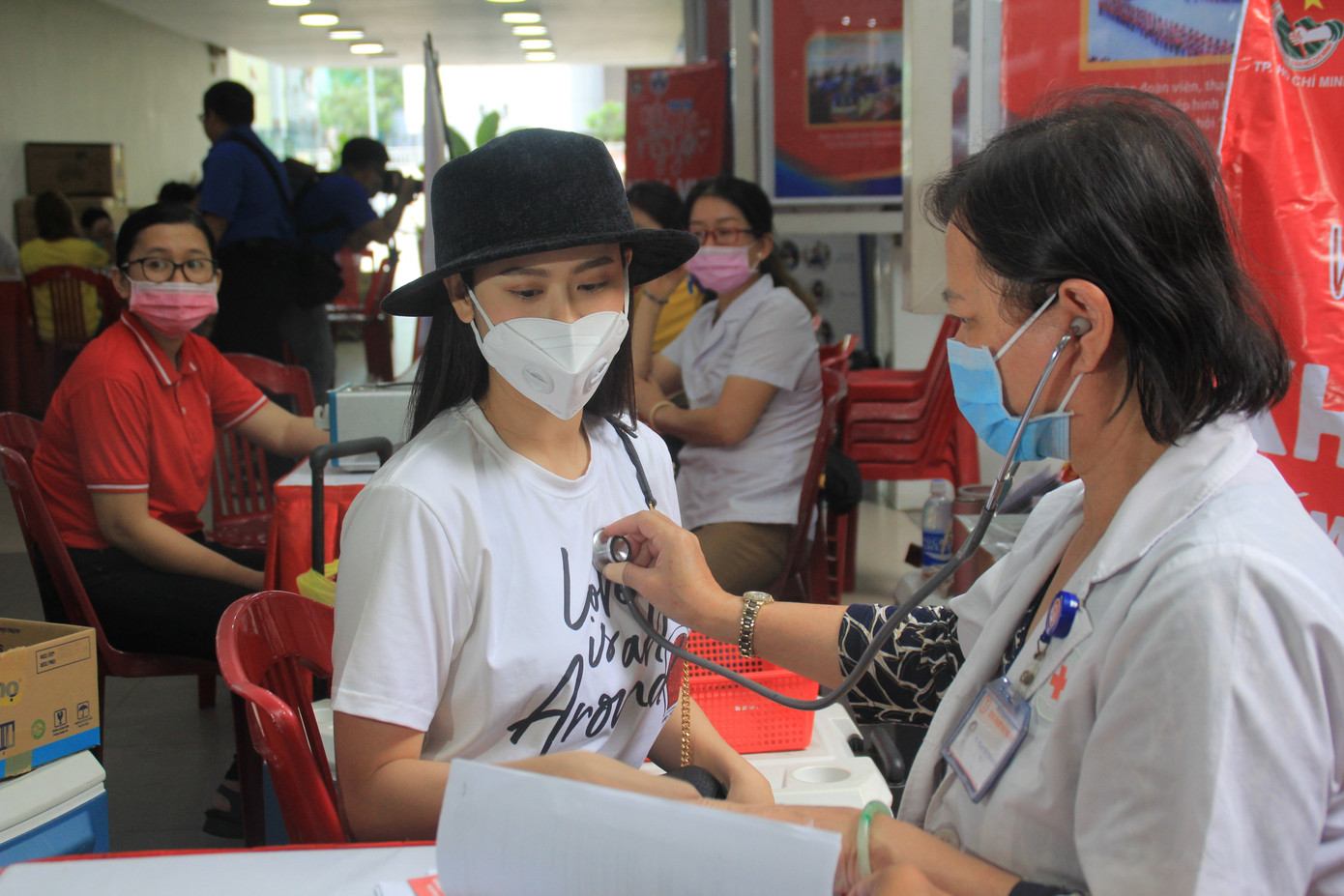 Trương Quỳnh Anh, Hồ Đức Vĩnh cùng đông đảo bạn trẻ hiến máu ảnh 9