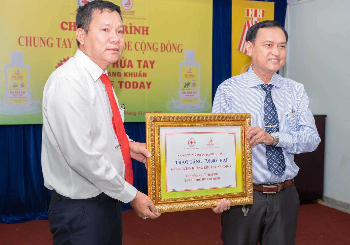 Mỹ phẩm Đăng Dương và hành trình tặng nước rửa tay kháng khuẩn phòng Covid-19 ảnh 3