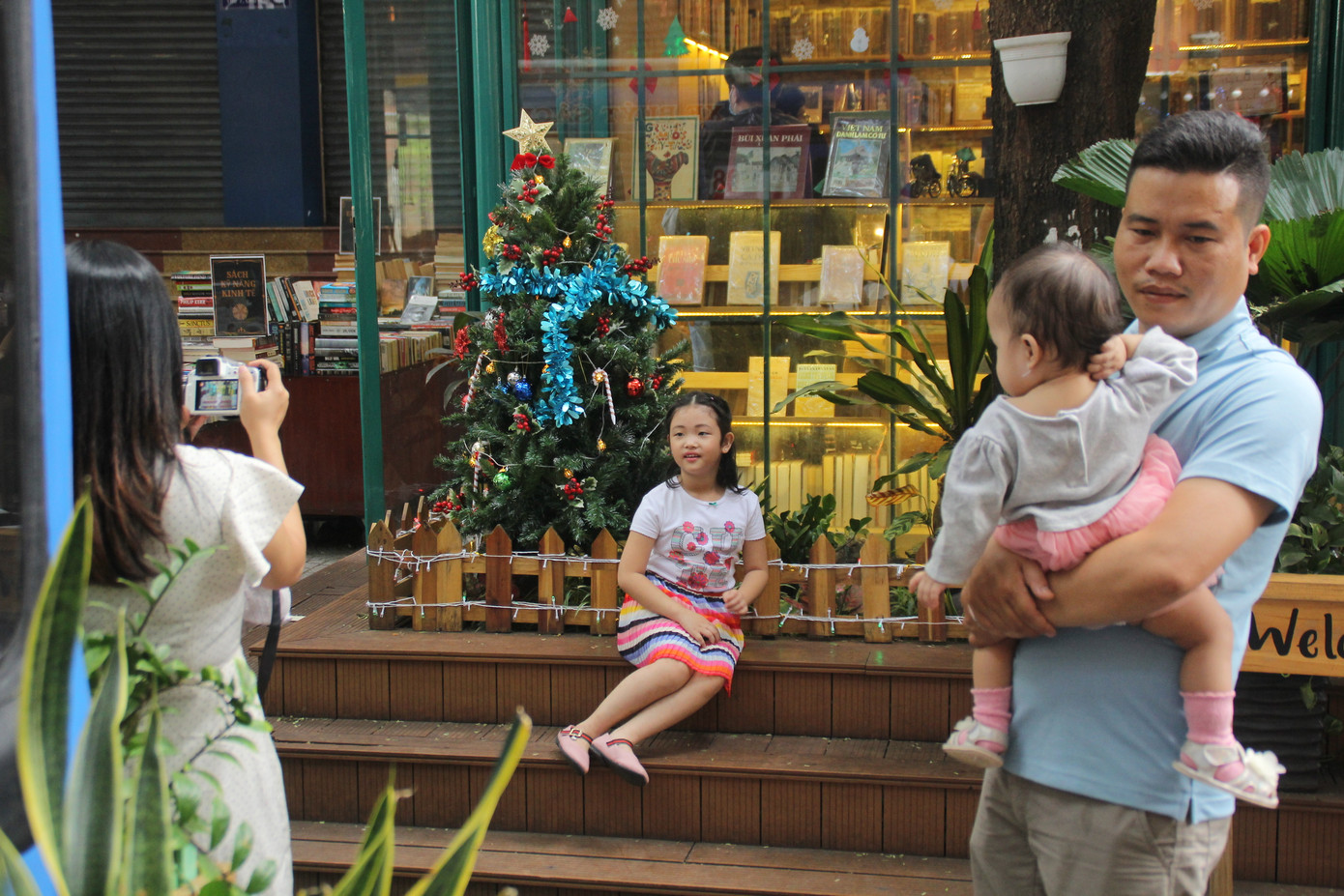 Cuối tuần, phố Sài Gòn đông đúc người đi chơi Noel sớm ảnh 13