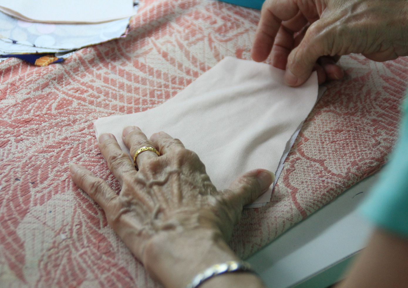 Người Sài Gòn tỉ mẩn may khẩu trang tặng người đi đường, học sinh đến trường ảnh 4