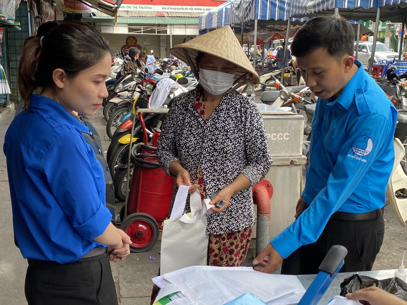 Bạn trẻ TP HCM chung tay giảm rác thải nhựa tại chợ dân sinh, chung cư ảnh 2