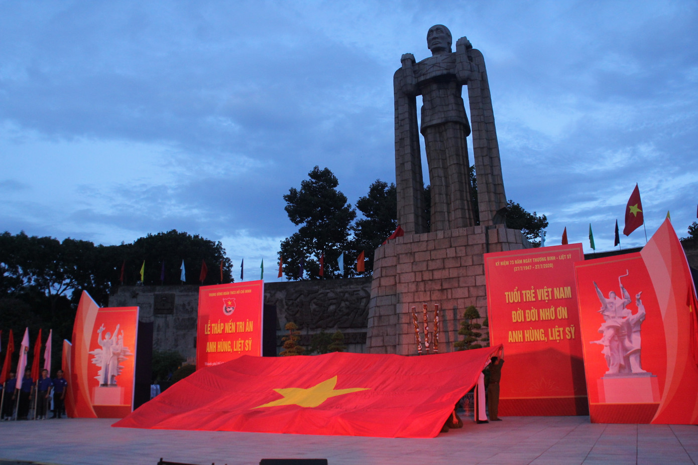 Tri ân những người viết nên trang vàng đẹp nhất truyền thống tuổi trẻ VN ảnh 14