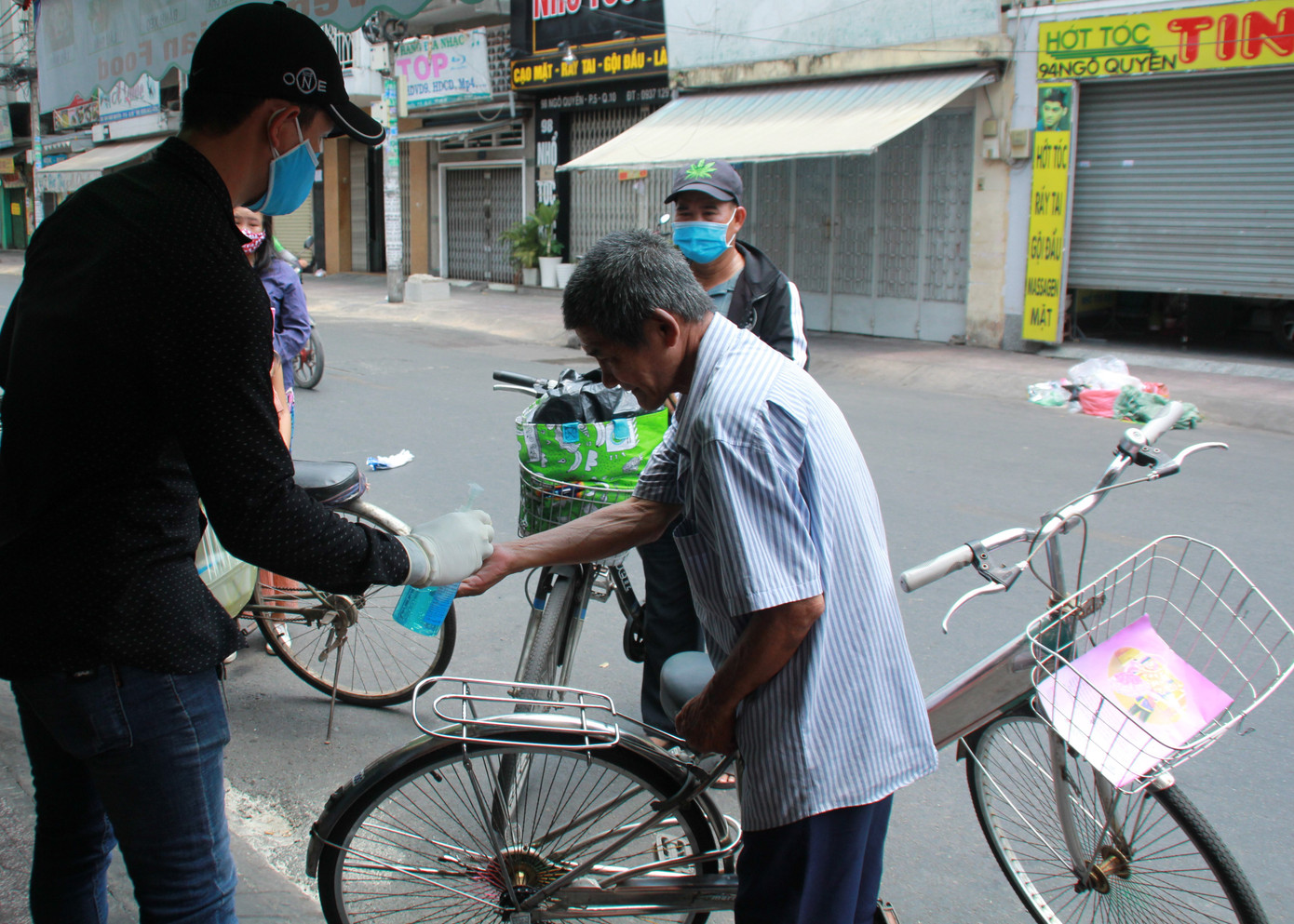 Quán cơm Sài Gòn đồng loạt sẻ chia phần ăn với bà con nghèo khi 'cách ly xã hội' ảnh 2