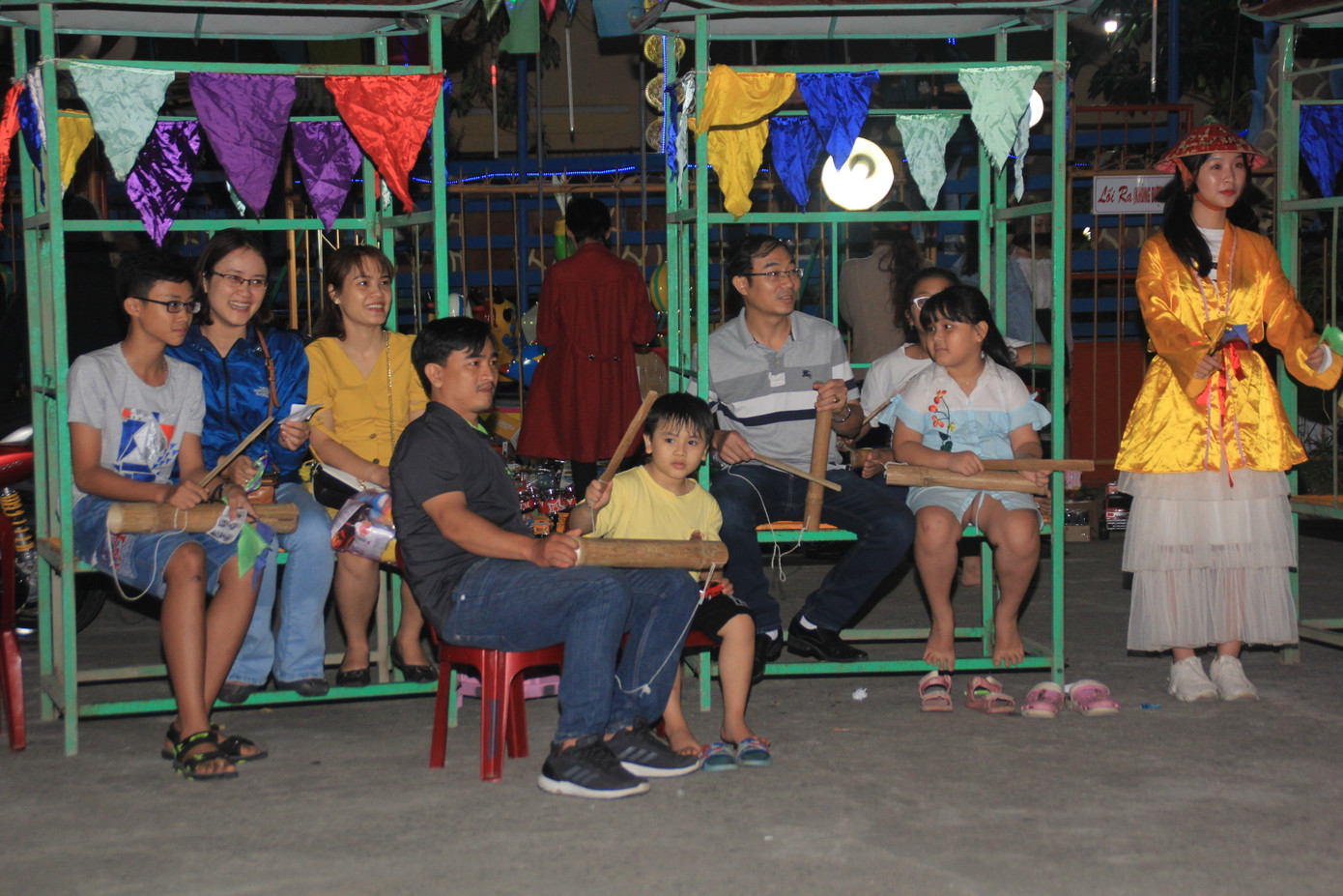 Người dân Quảng Ngãi rộn ràng vui xuân với hội bài chòi ảnh 9