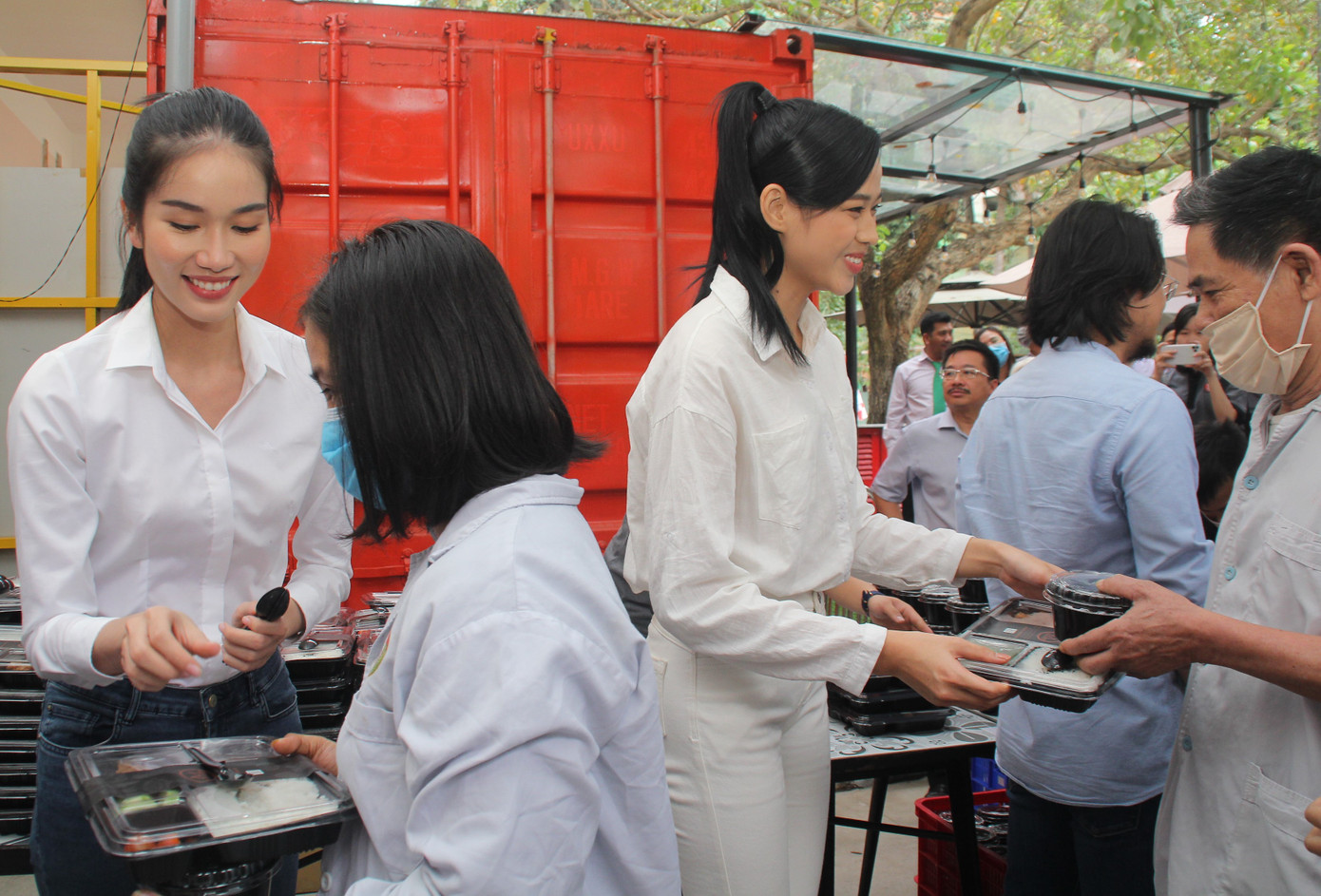 Chuyến thiện nguyện đầu tiên của Top 3 HHVN 2020 đến với các bệnh nhân, thương bệnh binh ảnh 13