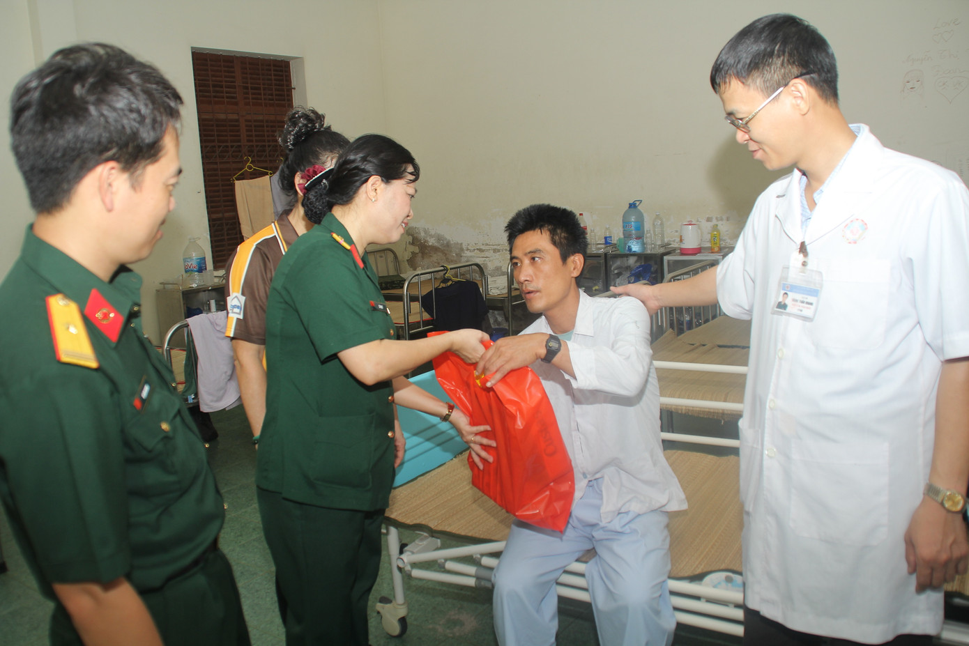 Tuổi trẻ Bệnh viện Quân y 175 tri ân thương bệnh binh ảnh 3