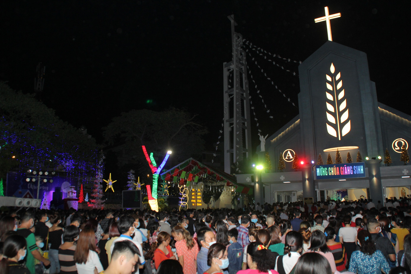 Vui đêm Noel, người dân Sài thành kín kẽ khẩu trang phòng dịch COVID -19 ảnh 2