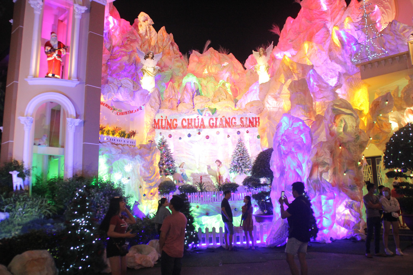 Xóm đạo Sài Gòn trang hoàng lung linh đón Giáng sinh ảnh 7