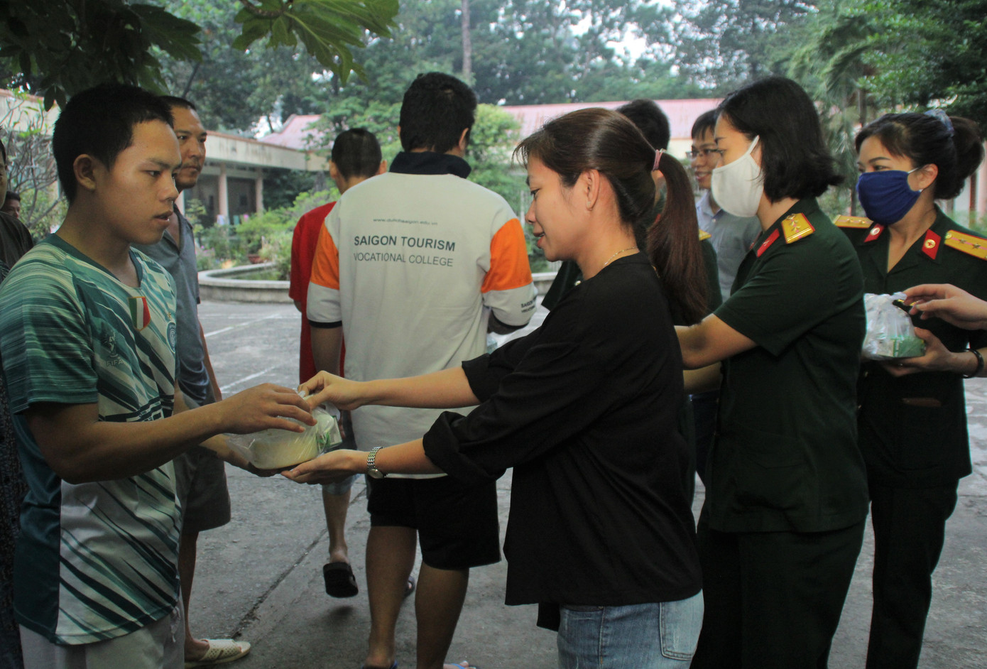 Đoàn viên, thanh niên mang phần ăn sáng đến người bệnh ảnh 14
