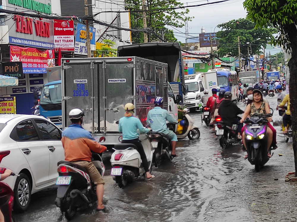 Nhiều tuyến đường Sài Gòn lại ngập sau mưa ảnh 1