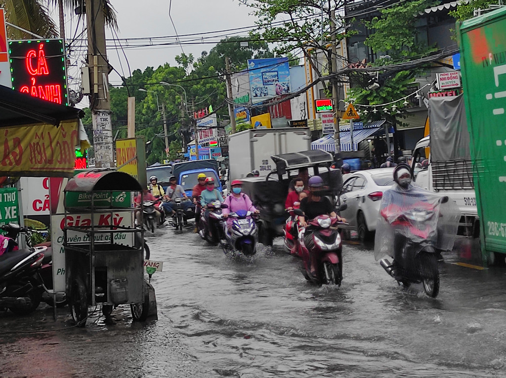 Nhiều tuyến đường Sài Gòn lại ngập sau mưa ảnh 2