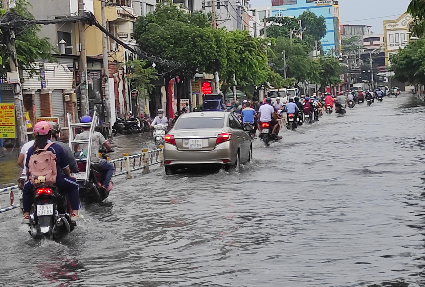 Nhiều tuyến đường Sài Gòn lại ngập sau mưa ảnh 3