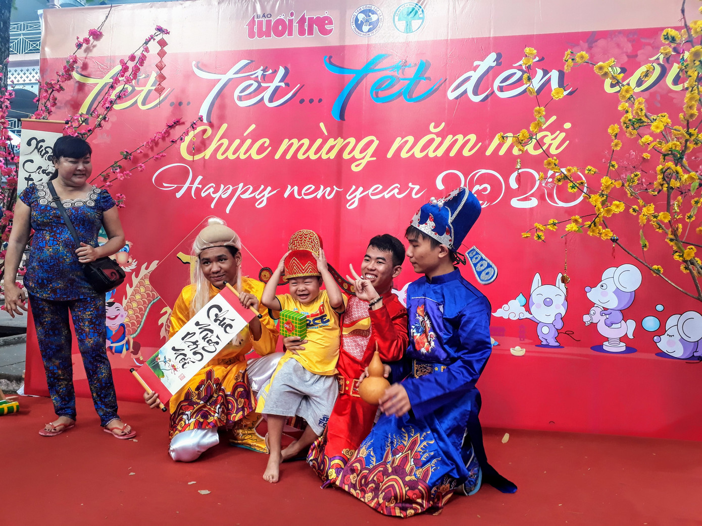 Ngày giáp Tết, bạn trẻ chung tay gói bánh chưng, bánh tét tặng người nghèo ảnh 16