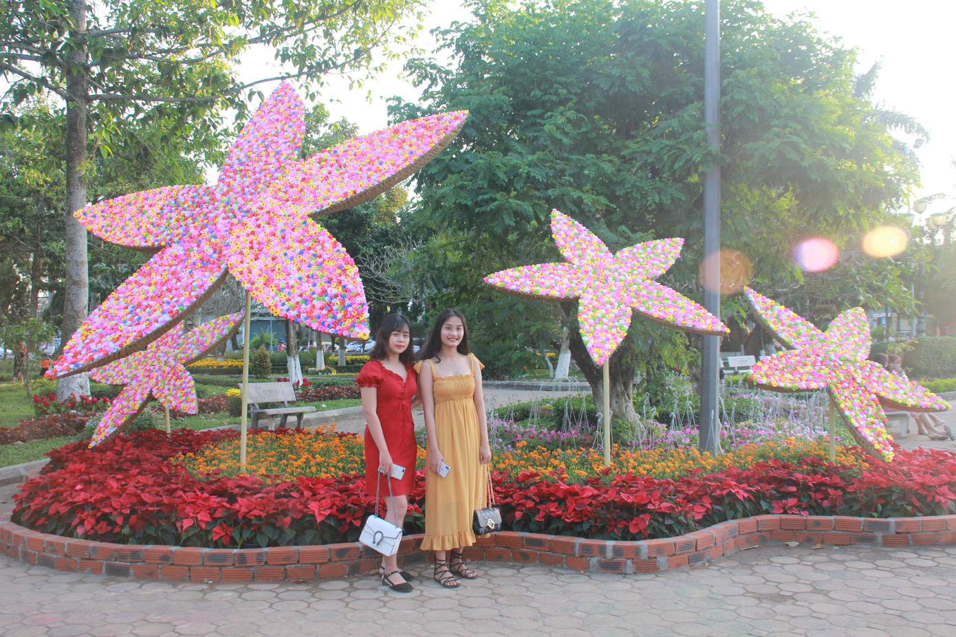 Người dân Quảng Ngãi rộn ràng 'check-in' với gia đình chuột ở công viên Ba Tơ ảnh 15