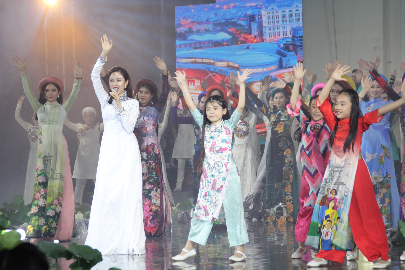 Hoa hậu Tiểu Vy, Khánh Vân cùng các nghệ sỹ dự khai mạc Lễ hội Áo dài TPHCM năm 2020 ảnh 3