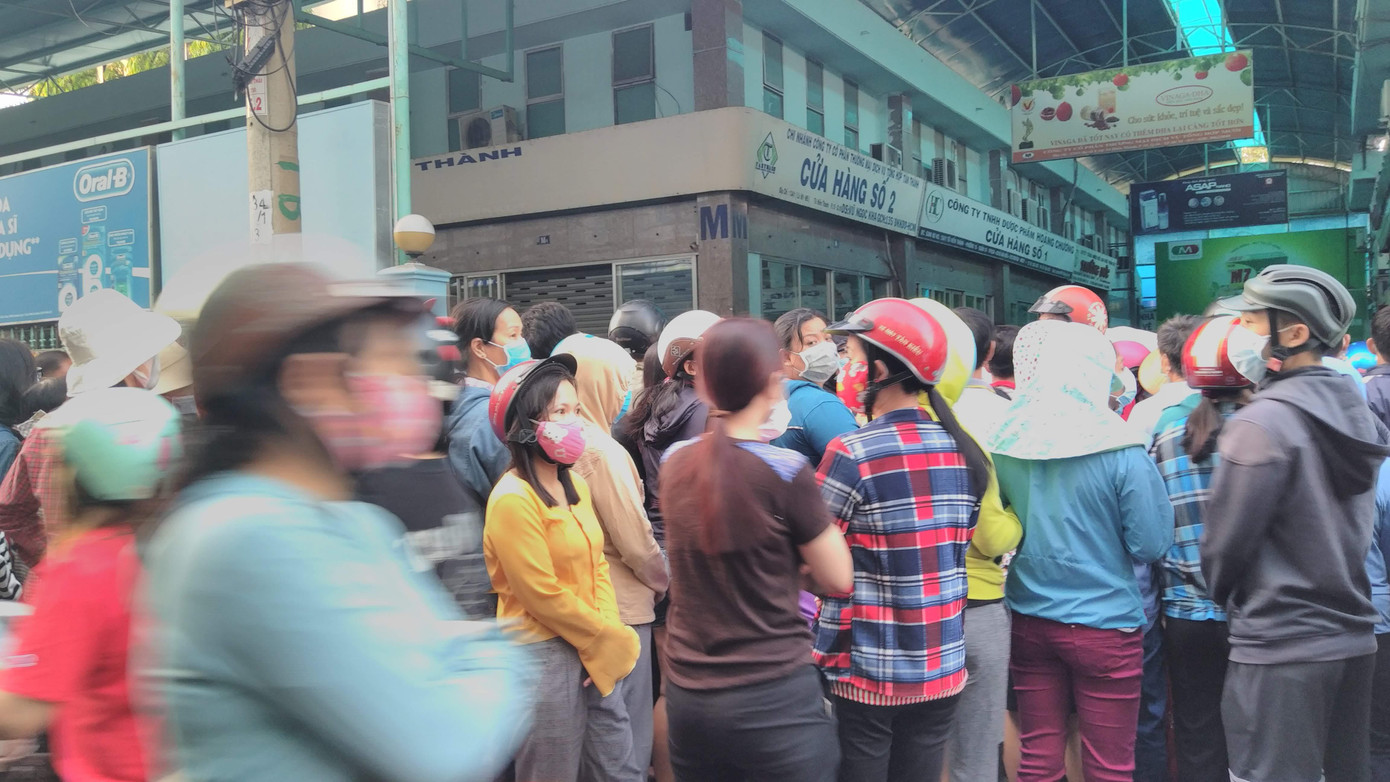 Ngàn người xếp hàng mua khẩu trang từ 4 giờ sáng rồi ra về tay không ảnh 7