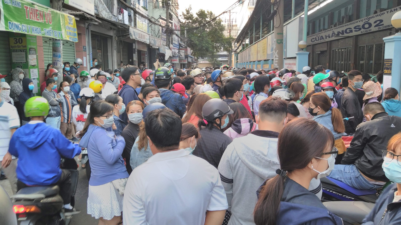 Ngàn người xếp hàng mua khẩu trang từ 4 giờ sáng rồi ra về tay không ảnh 6