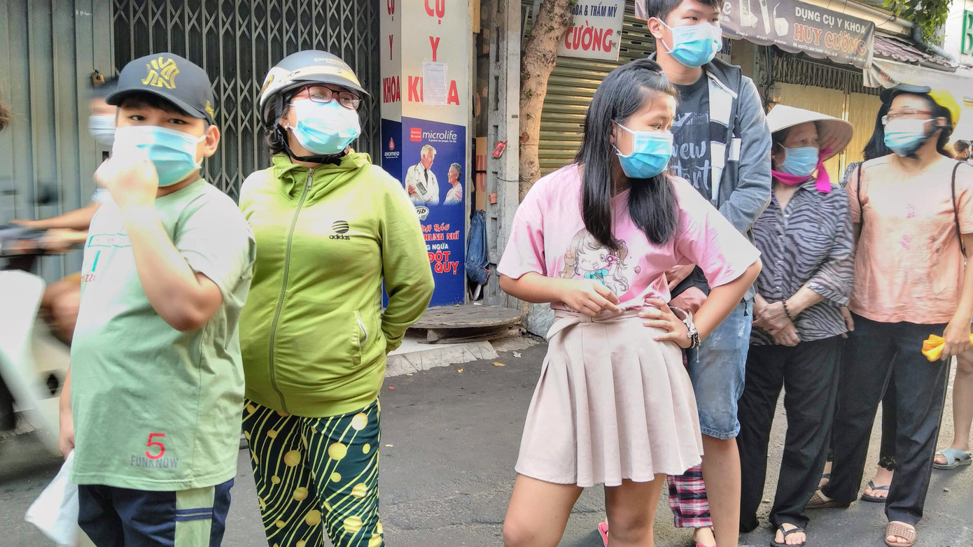 Ngàn người xếp hàng mua khẩu trang từ 4 giờ sáng rồi ra về tay không ảnh 3