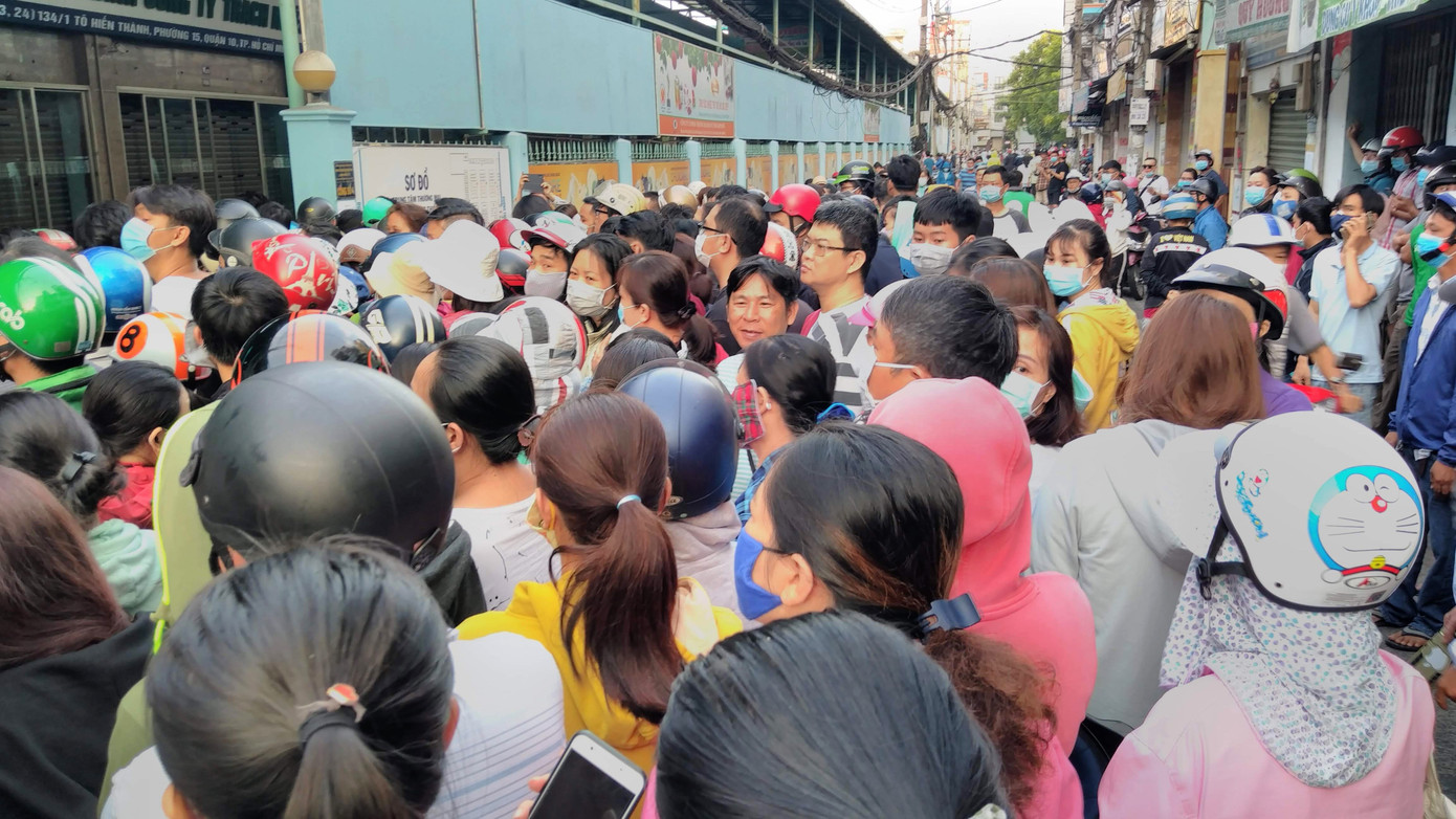 Ngàn người xếp hàng mua khẩu trang từ 4 giờ sáng rồi ra về tay không ảnh 8