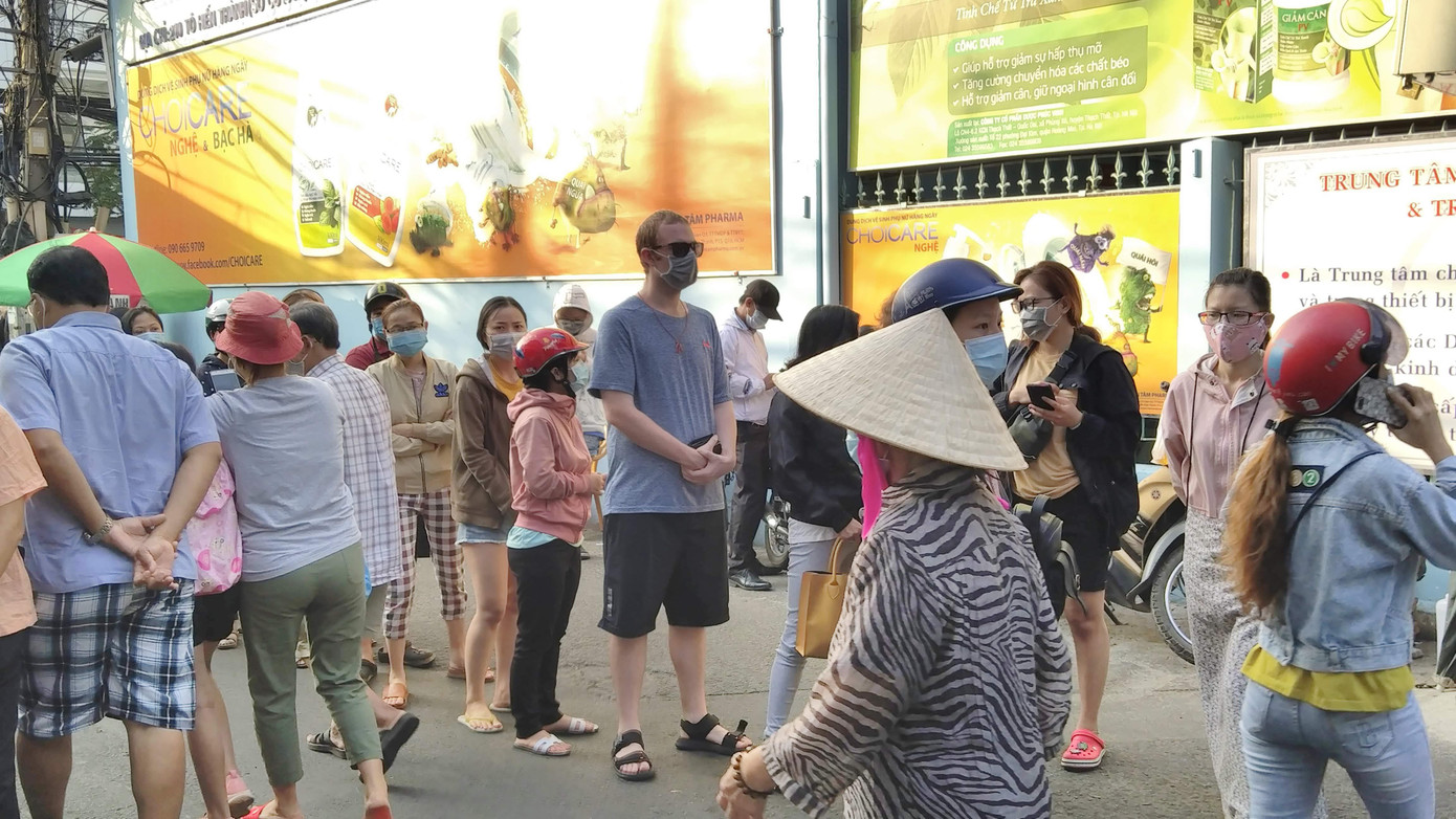 Ngàn người xếp hàng mua khẩu trang từ 4 giờ sáng rồi ra về tay không ảnh 4
