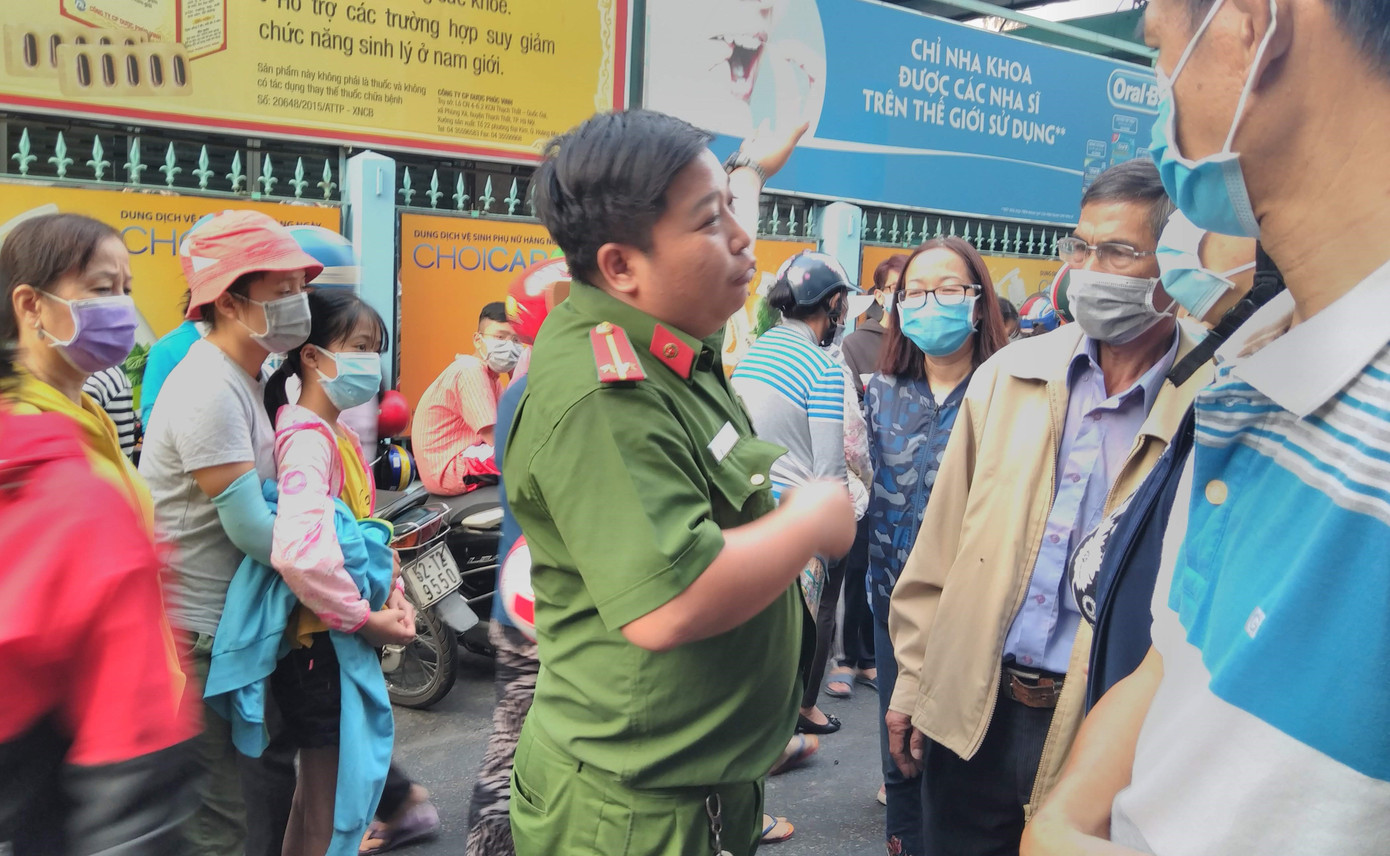 Ngàn người xếp hàng mua khẩu trang từ 4 giờ sáng rồi ra về tay không ảnh 11