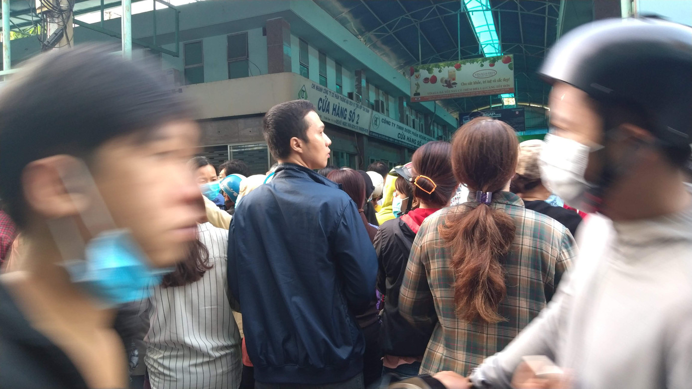 Ngàn người xếp hàng mua khẩu trang từ 4 giờ sáng rồi ra về tay không ảnh 10