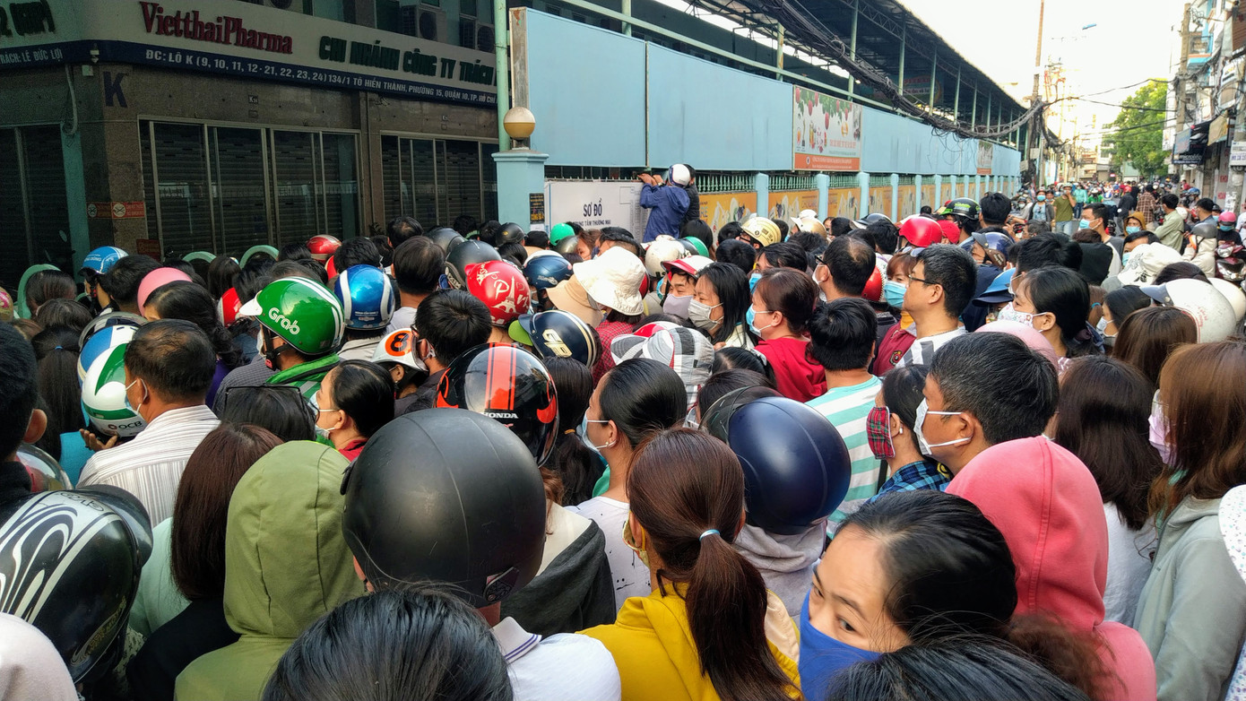 Ngàn người xếp hàng mua khẩu trang từ 4 giờ sáng rồi ra về tay không ảnh 9