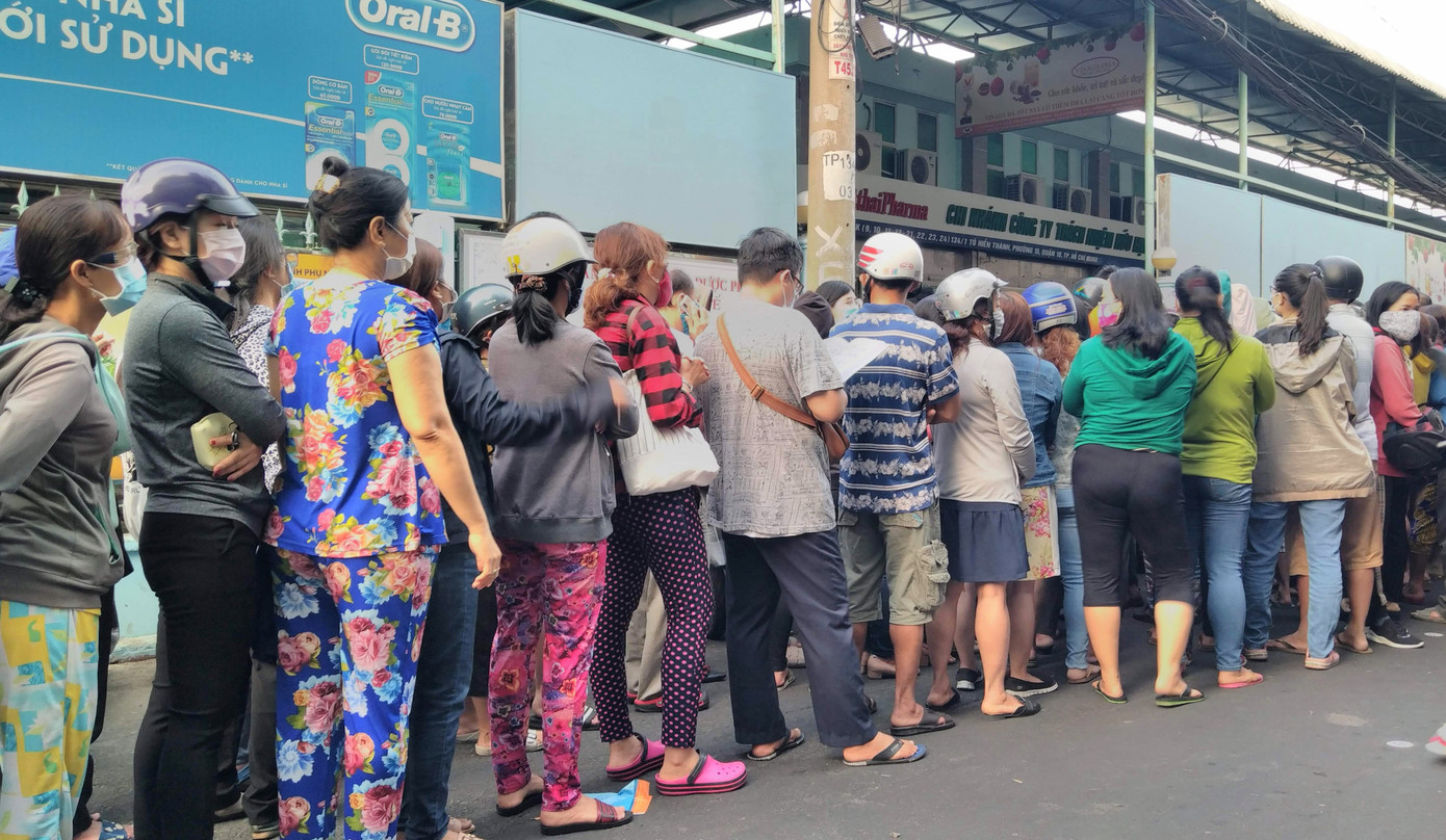 Ngàn người xếp hàng mua khẩu trang từ 4 giờ sáng rồi ra về tay không ảnh 2