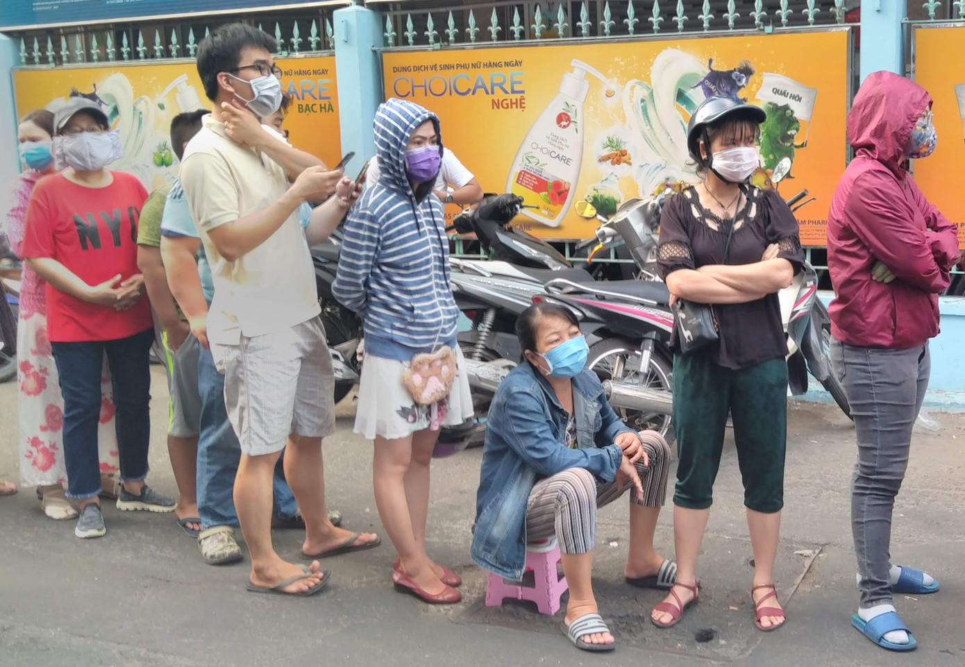 Ngàn người xếp hàng mua khẩu trang từ 4 giờ sáng rồi ra về tay không ảnh 5