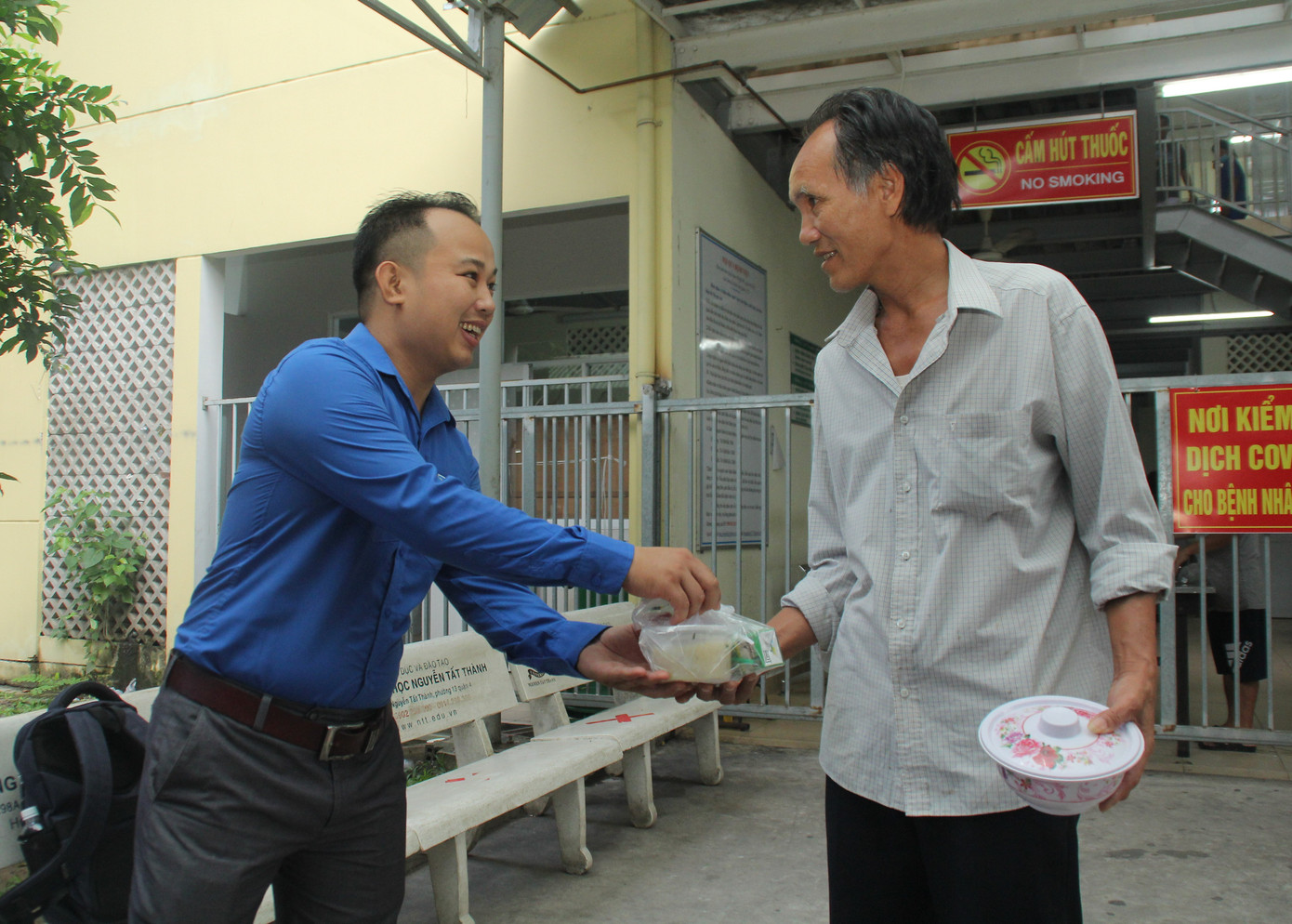 Đoàn viên, thanh niên mang phần ăn sáng đến người bệnh ảnh 6