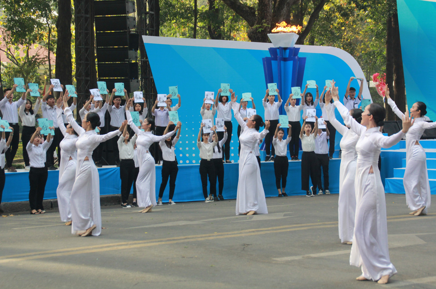 Hùng tráng lễ kỷ niệm 70 năm ngày truyền thống Học sinh, sinh viên tại TPHCM ảnh 3