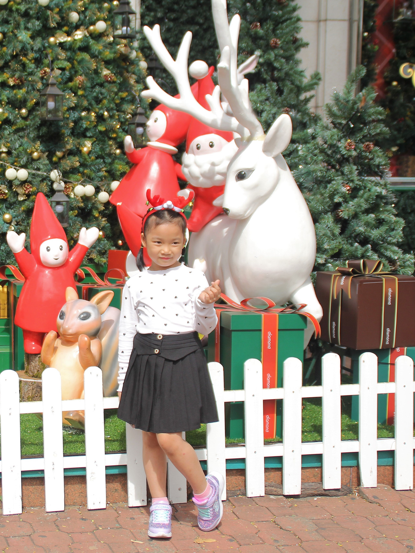 Cuối tuần, phố Sài Gòn đông đúc người đi chơi Noel sớm ảnh 7