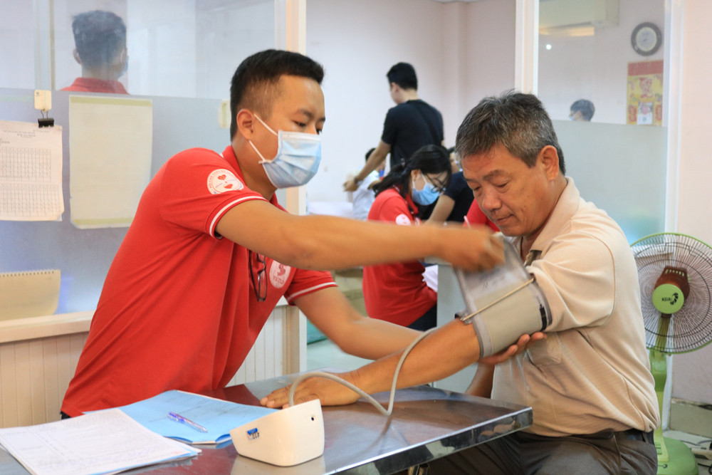 Ngày nghỉ cuối tuần, bạn trẻ Sài Gòn chia sẻ giọt máu trong dịch nCoV ảnh 3