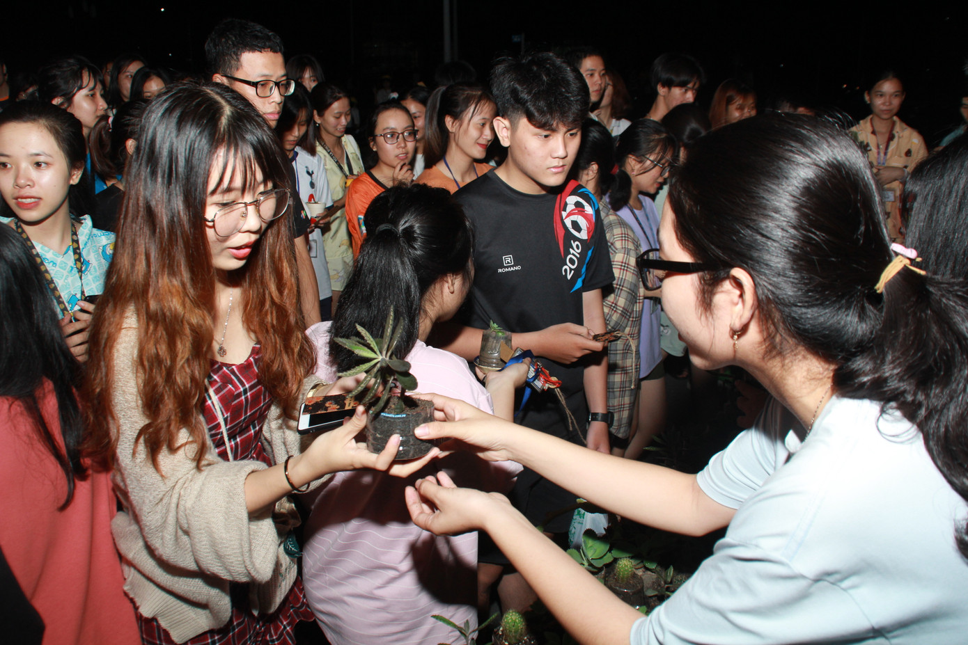 Bạn trẻ tặng cây, gieo nụ cười ở ký túc xá ảnh 8