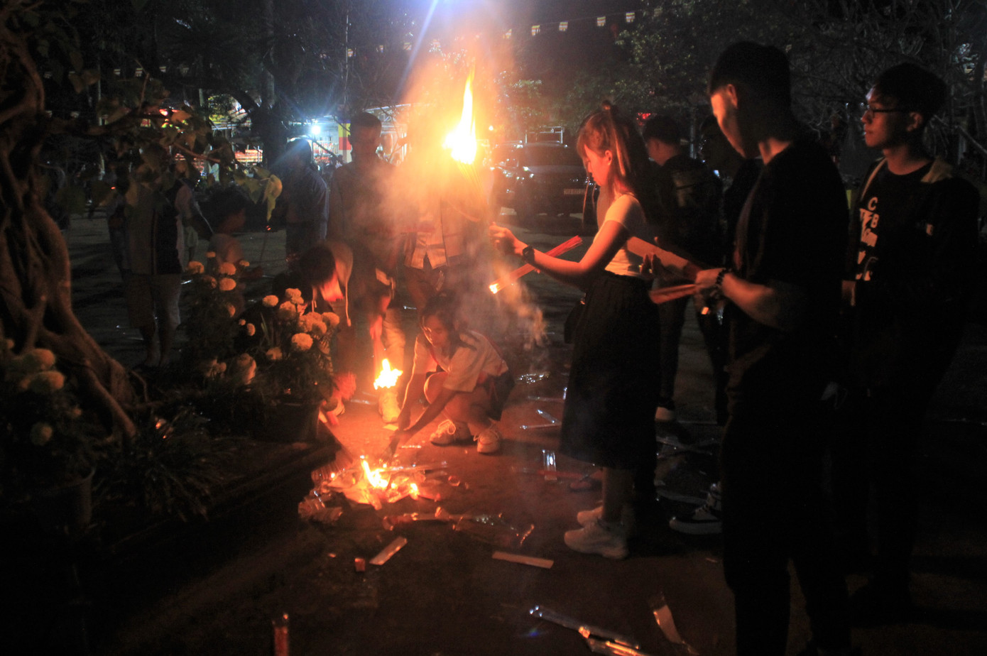 Vừa hết pháo hoa, bạn trẻ rủ nhau về chùa cầu phúc, hái lộc đầu năm mới Canh Tý ảnh 4