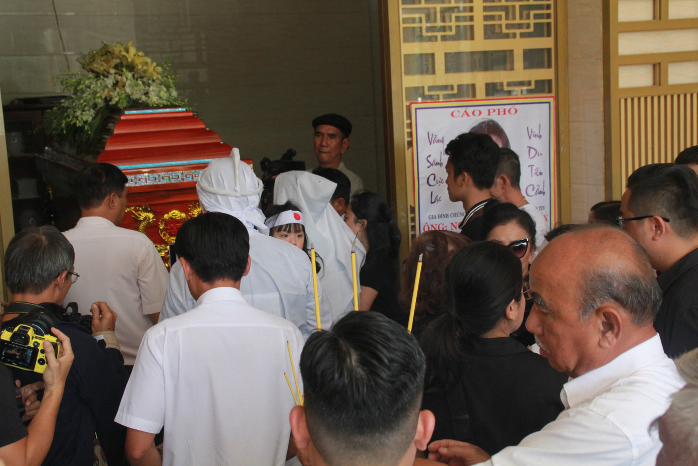 Gia đình con trai nhìn mặt Chánh Tín lần cuối trước giờ phút hoả táng ảnh 16