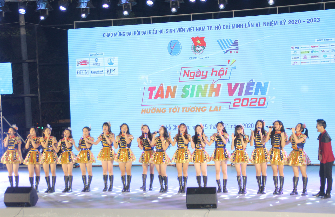 Tựa đầu vào nam sinh viên, Hòa Minzy tình tứ hát hit 'Không thể cùng nhau suốt kiếp' ảnh 2