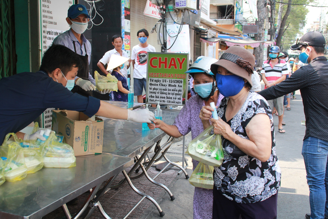 Nhà chùa nấu cơm, gửi nhu yếu phẩm cho người khó khăn ảnh 8