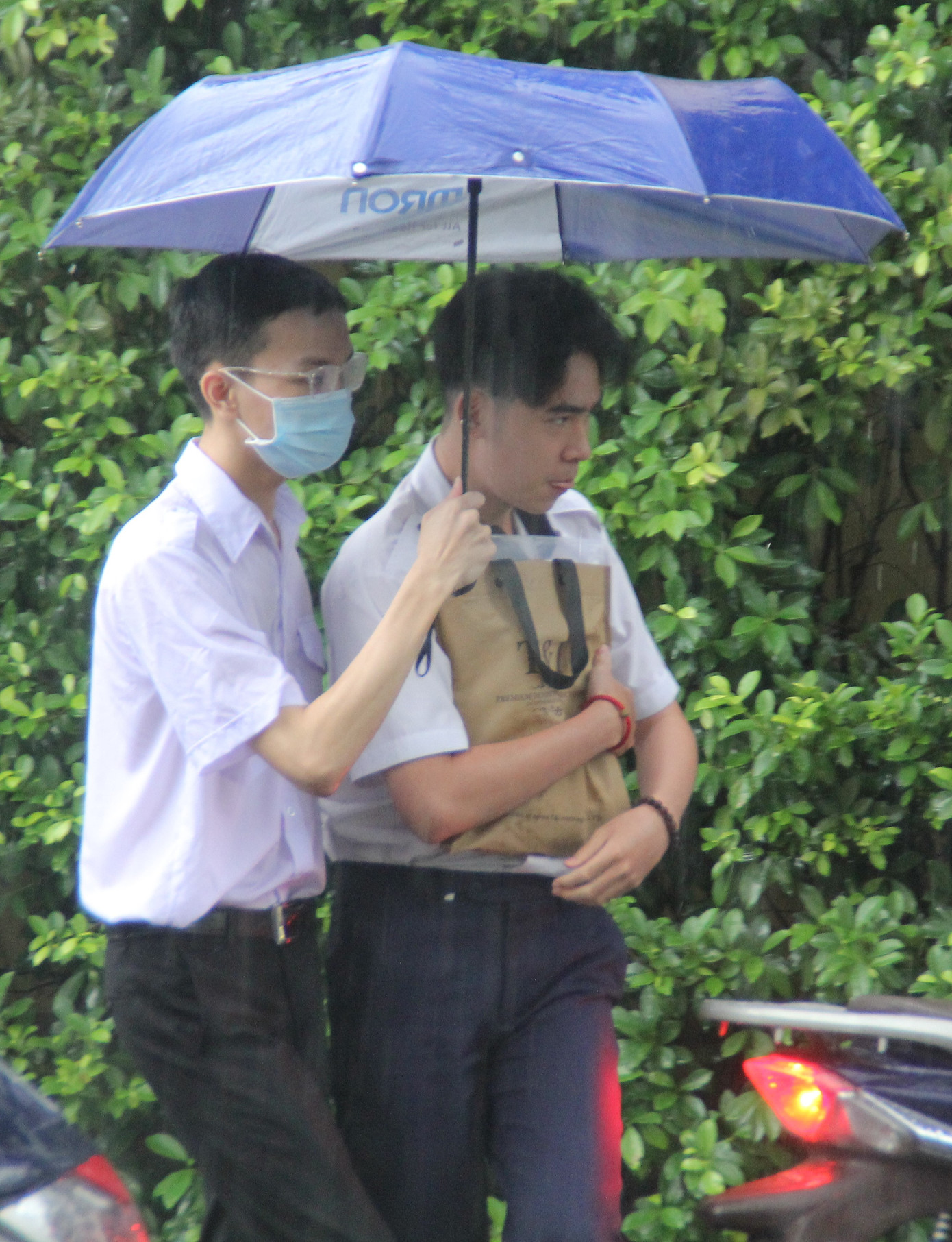 Nét đẹp tình nguyện trong ngày thi tốt nghiệp THPT mưa tầm tã giữa Sài thành ảnh 5