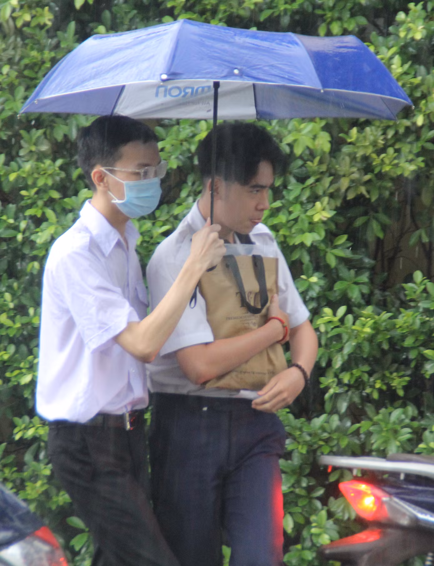 Nét đẹp tình nguyện trong ngày thi tốt nghiệp THPT mưa tầm tã giữa Sài thành ảnh 5
