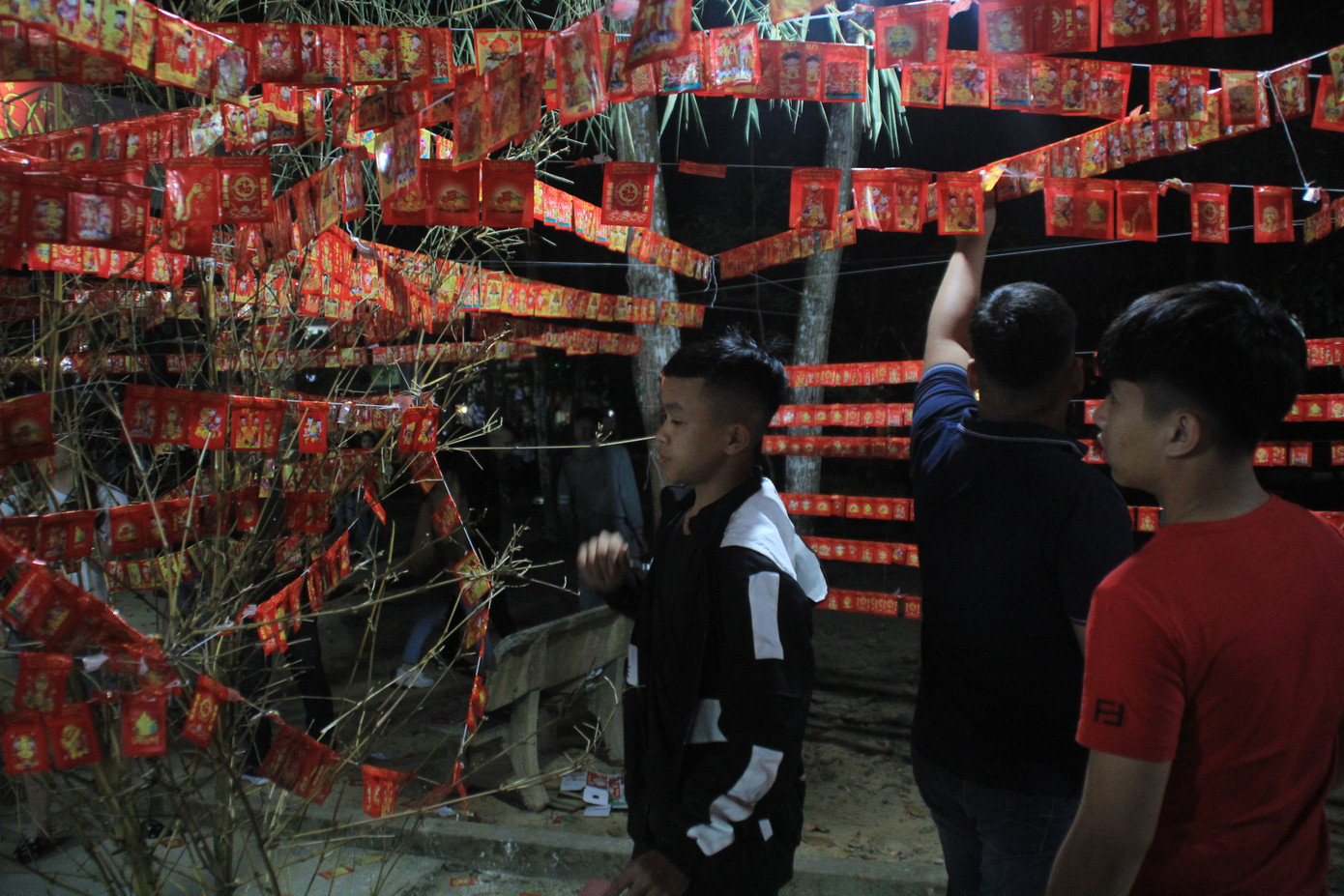 Vừa hết pháo hoa, bạn trẻ rủ nhau về chùa cầu phúc, hái lộc đầu năm mới Canh Tý ảnh 6